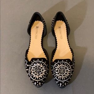 NWT! new in box Geisha flats. Size 9